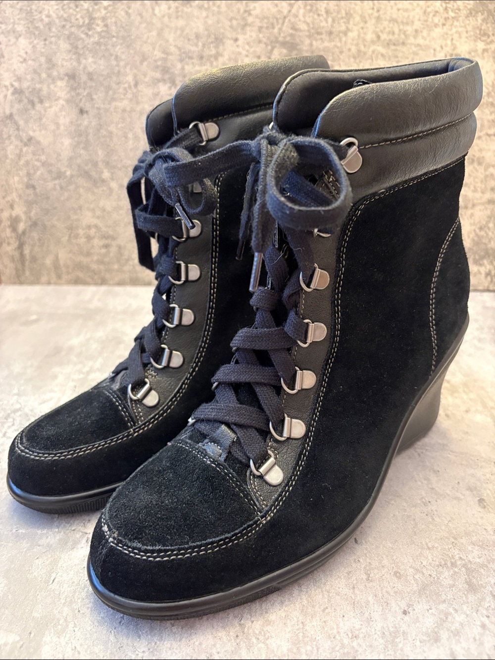 Aerosoles size 8.5 Women's Black Suede leather Lace-Up Wedge Boots like new!
